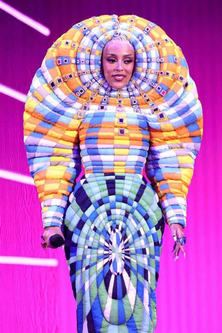 Doja Cat's Height in cm, Feet and Inches Weight and Body Measurements